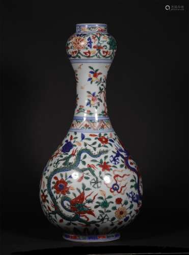 A MING DYNASTY BLUE AND WHITE MULTI COLORED PORCELAIN GARLIC BOTTLE