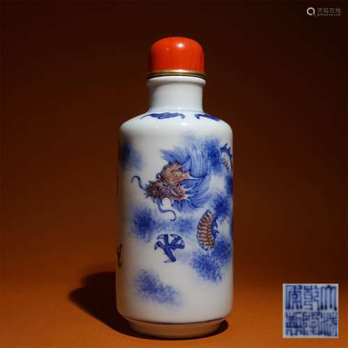 A QING DYNASTY BLUE AND WHITE  UNDERGLAZE RED DRAGON PATTERN PORCELAIN SNUFF BOTTLE
