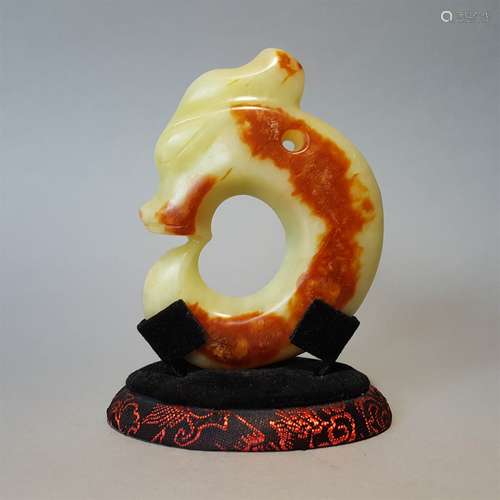 A RED MOUNTAIN CULTURE CARVED JADE PIG DRAGON SHAPE ORNAMENT