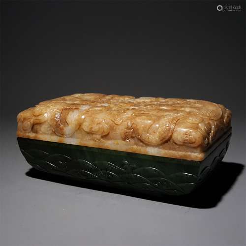 A QING DYNASTY CARVED WHITE JADE AND GRENN JADE BOX WITH LID