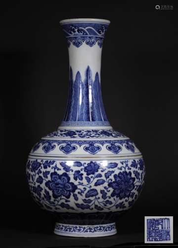A QING DYNASTY BULE AND WHITE PORCELAIN VASE