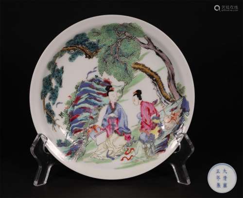 A QING DYNASTY FAMILLE ROSE FIGURE PATTERN PORCELAIN PLATE