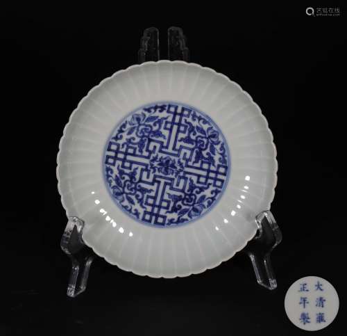 A QING DYNASTY BLUE AND WHITE LOTUS PATTERN PORCELAIN PLATE