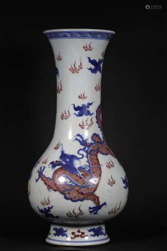 A QING DYNASTY BLUE AND WHITE  UNDERGLAZE RED DRAGON PATTERN PORCELAIN VASE