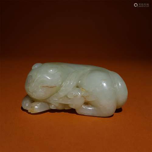 A QING DYNASTY CARVED HETIAN JADE ORNAMENT