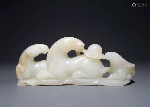 A CHINESE CARVED HETIAN JADE BRUSH HOLDER