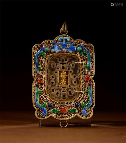 A CHINESE GILTING SILVER 
FILIGREE INLAID CRYSTAL 
FASTING PENDANT