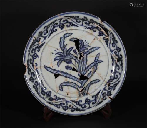 A MING DYNASTY XUANDE BLUE AND WHITE PORCELAIN PLATE