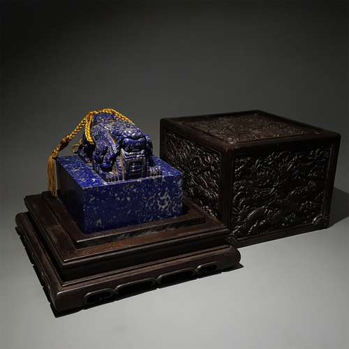 A CHINESE 
LAPIS LAZULI STONE DRAGON PATTERN SEAL