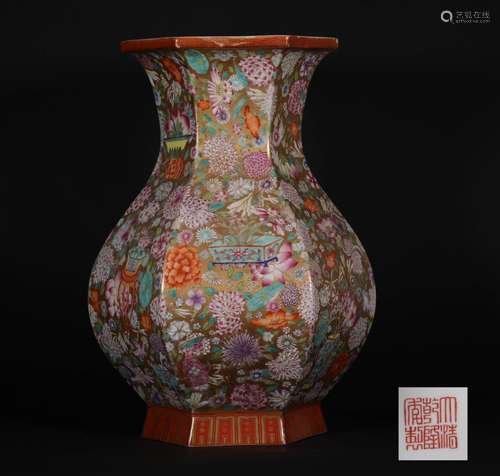 A QING DYNASTY FAMILLE ROSE PORCELAIN BOTTLE