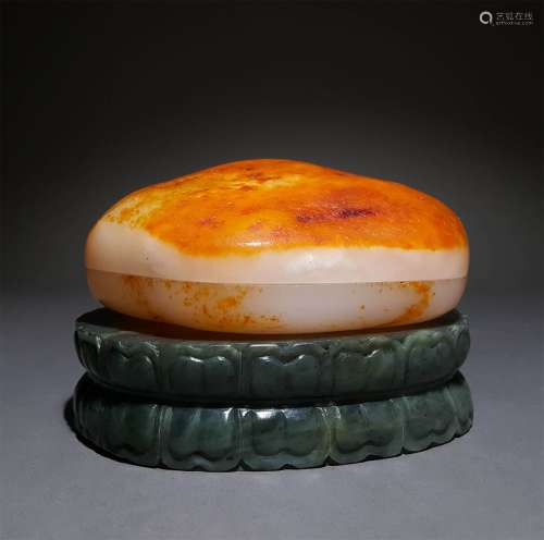 A QING DYNASTY CARVED WHITE SEED JADE BOX WITH LID