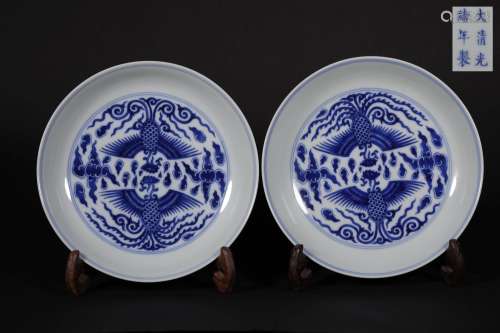 A PAIR OF QING DYNASTY BLUE AND WHITE GUAN KILN PORCELAIN PHOENIX PATTERN PLATES