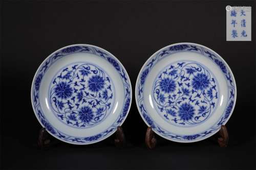 A PAIR OF QING DYNASTY BLUE AND WHITE GUAN KILN PORCELAIN PLATES
