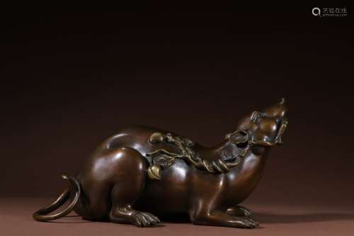 A CHINESE BRONZE MOUSE SHAPE ORNAMENT
