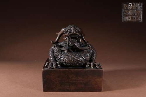 A CHINESE BRONZE DRAGON SHAPE SEAL