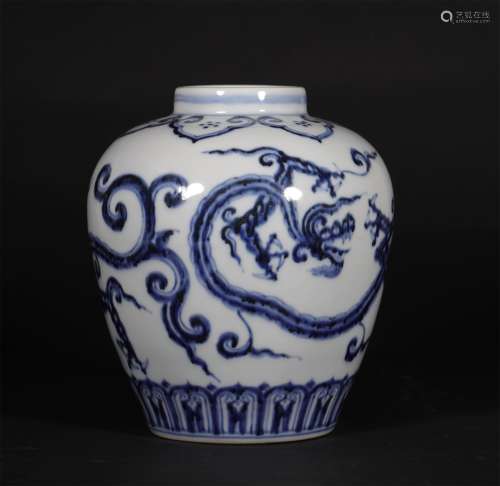 A MING DYNASTY BLUE AND WHITE DRAGON PATTERN PORCELAIN BOTTLE