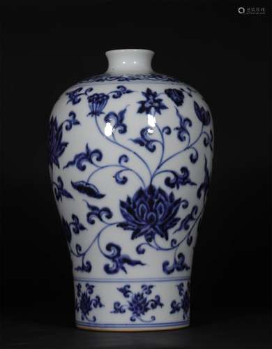 A MING DYNASTY BLUE AND WHITE PORCELAIN BOTTLE