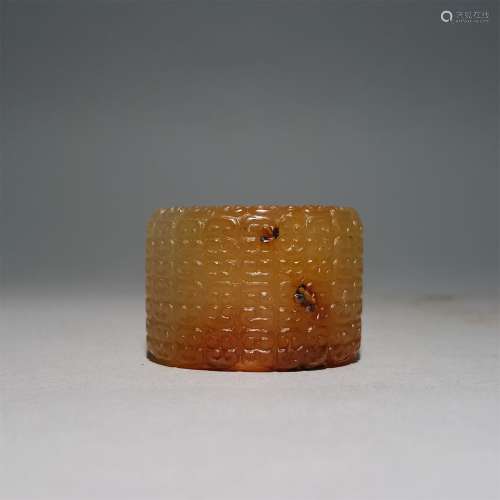 A MING DYNASTY AGATE THUMB RING