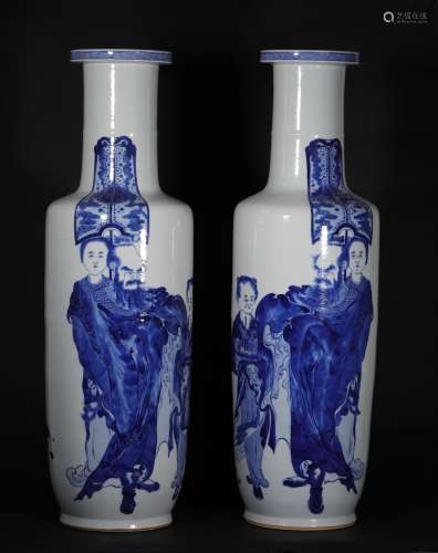 A PAIR OF REPUBLIC OF CHINA PERIOD BLUE AND WHITE PORCELAIN BOTTLES