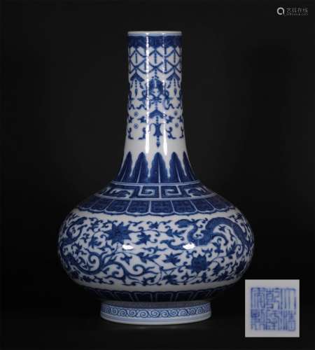 A QING DYNASTY BLUE AND WHITE DRAGON PATTERN PORCELAIN BOTTLE
