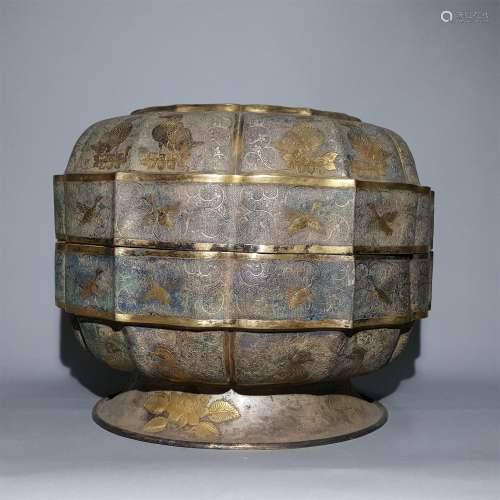 A TANG DYNASTY SILVER GILT BOX WITH LID