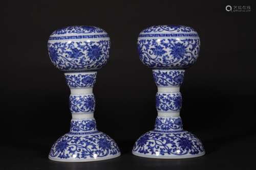 A PAIR OF QING DYNASTY BLUE AND WHITE PORCELAIN 
HAT RACK