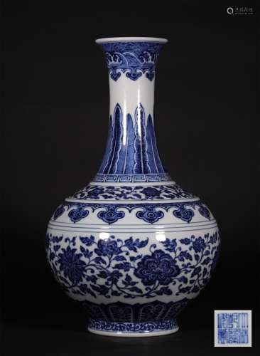 A QING DYNASTY BLUE AND WHITE PORCELAIN VASE