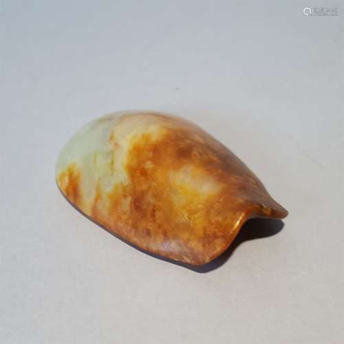 A RED MOUNTAIN CULTURE CARVED JADE TURTLE SHELL SHAPE ORNAMENT