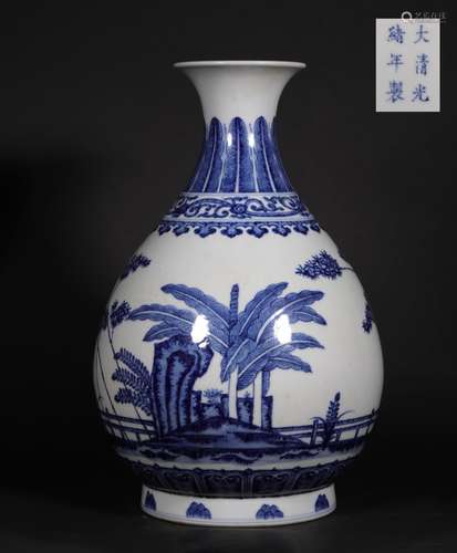 A QING DYNASTY BLUE AND WHITE PORCELAIN BOTTLE