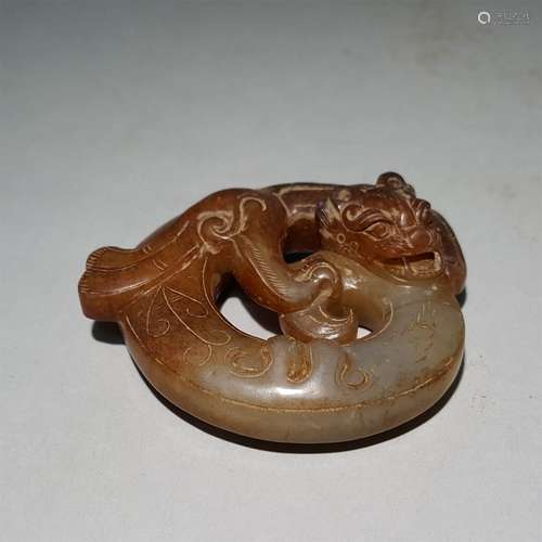 A TANG DYNASTY CARVED JADE 
MOUNTAIN ELF TIGER PATTERN PENDANT