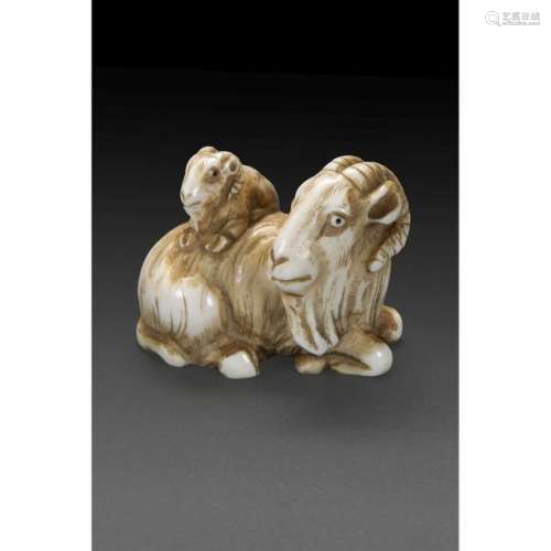 ~NETSUKE in carved and patinated ivory showing a l…