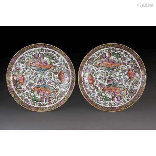 PAIR OF LARGE ROUND Dishes in porcelain, polychrom…