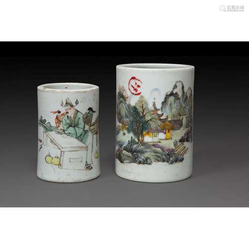 SUITE OF TWO BRUSH HOLDERS BITONG in porcelain, po…