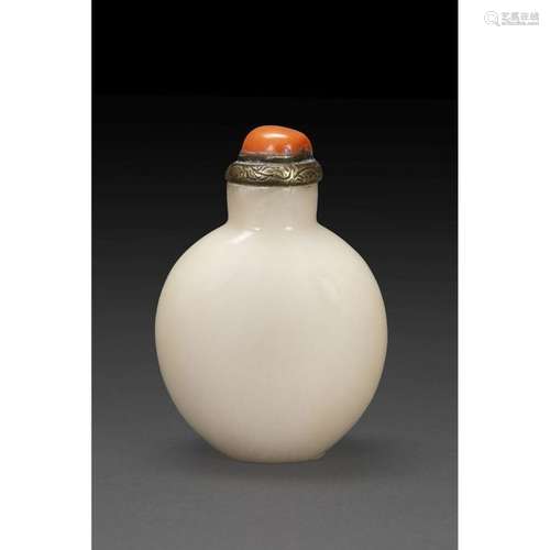 BOTTLE BOTTLE made of pale celadon jade nephrite l…