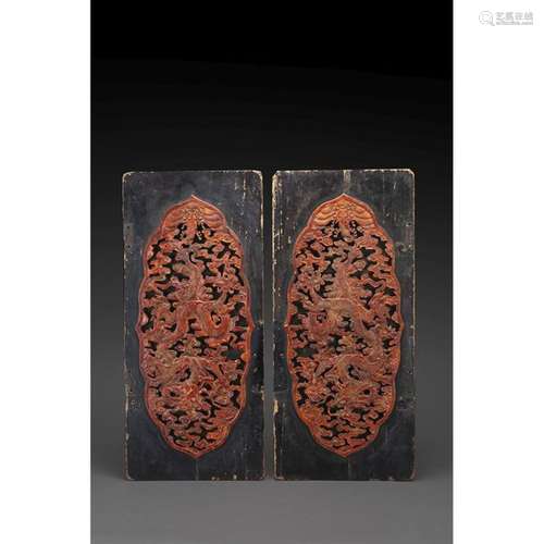 PAIR OF DOORS in lacquered, carved and openwork wo…