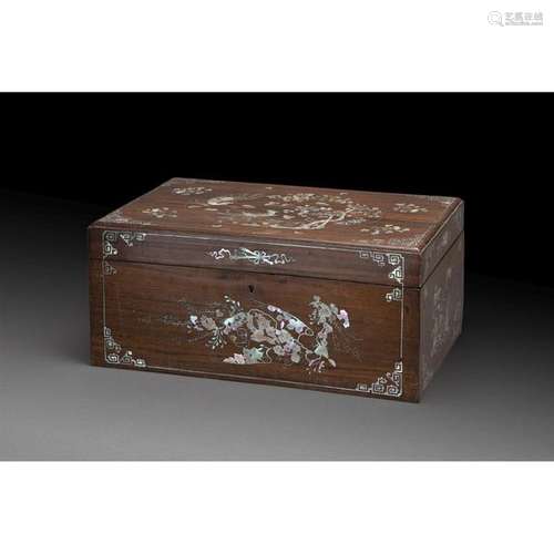 QUANDRANGULAR BOX in wood inlaid with mother of pe…