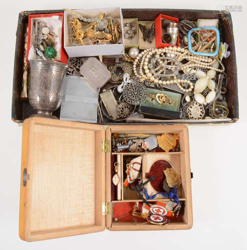 A tray of silver costume jewellery and small collectables.