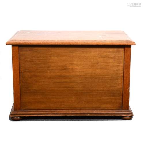 A small oak blanket box, 20th Century