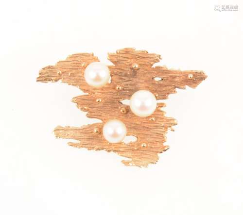 A vintage 14 carat yellow gold brooch set with three cultured pearls.