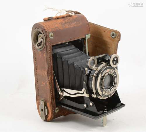 Zeiss Ikon Camera, in leather case.