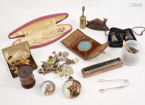 A tray of costume jewellery and vintage collectables.