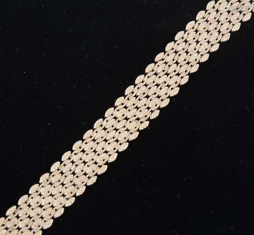 A 9 carat yellow gold flexible link bracelet,