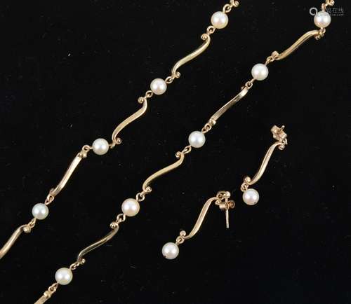 A suite of cultured pearl and 9 carat gold jewellery, necklace, bracelet, earrings.