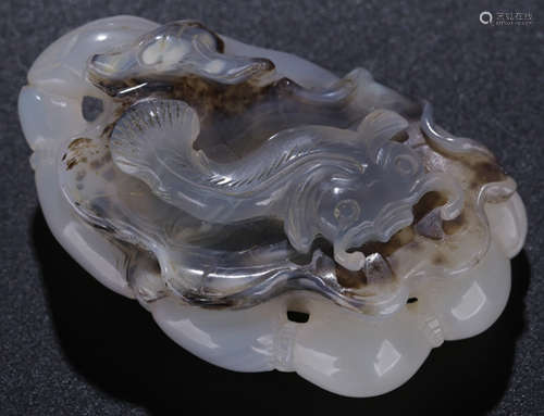 AN AGATE CARVED FISH PATTERN PENDANT