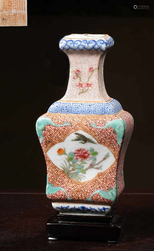 A FAMILLE ROSE GLAZE VASE