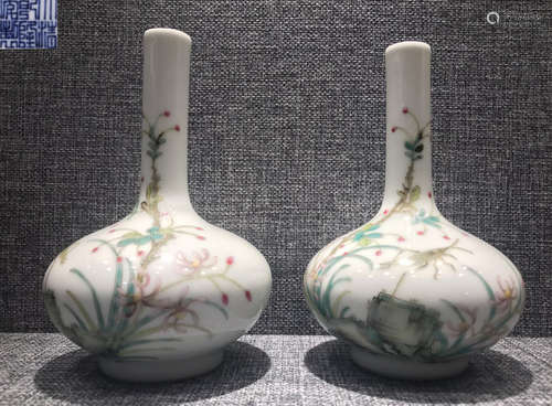 PAIR OF FAMILLE ROSE GLAZE LONG NECK VASE