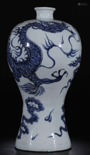 A BLUE&WHITE GLAZE VASE WITH DRAGON PATTERN