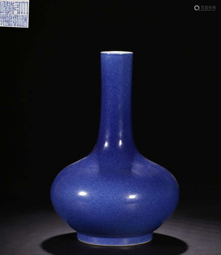 A BLUE GLAZE VASE