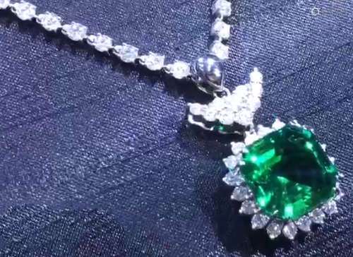 A 18K LABORATORY GROW EMERALD NECKLACE