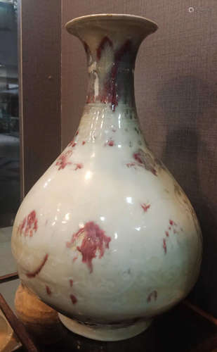 AN UNDERGLAZE RED FLORAL PATTERN VASE